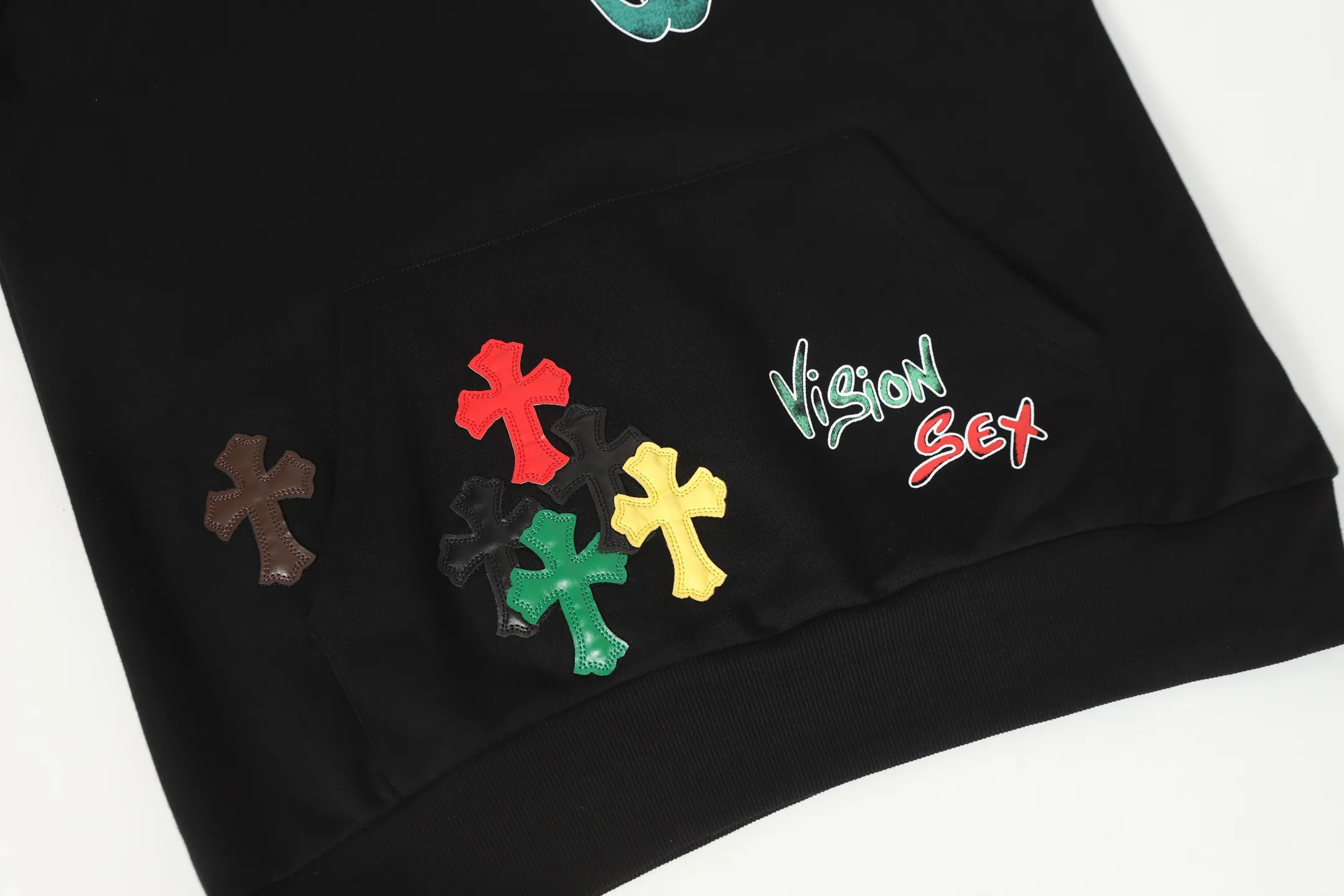 P280 #L3107 cross-border model. Those who pursue quality should not place an order. -Chrome Hearts/Chrome Hearts graffiti spoof printed leather cross✝️Hooded sweatshirt - High weight, high density and high quality. The wool is soft, delicate and skin-friendly. It feels soft and silky. It has excellent warmth and skin-friendly properties. XL